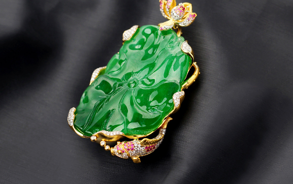 翡翠 原来佩戴翡翠饰品,还有这些讲究?首先指甲颜色不能过于花哨