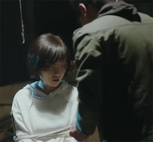 2015年,湖北16岁女孩在卧室熟睡时被绑架,歹徒却因一句话放了她