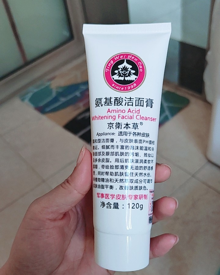 连衣裙 洗面奶别老买贵的，这4款好用不贵的老牌洗面奶，温和清洁不伤肤