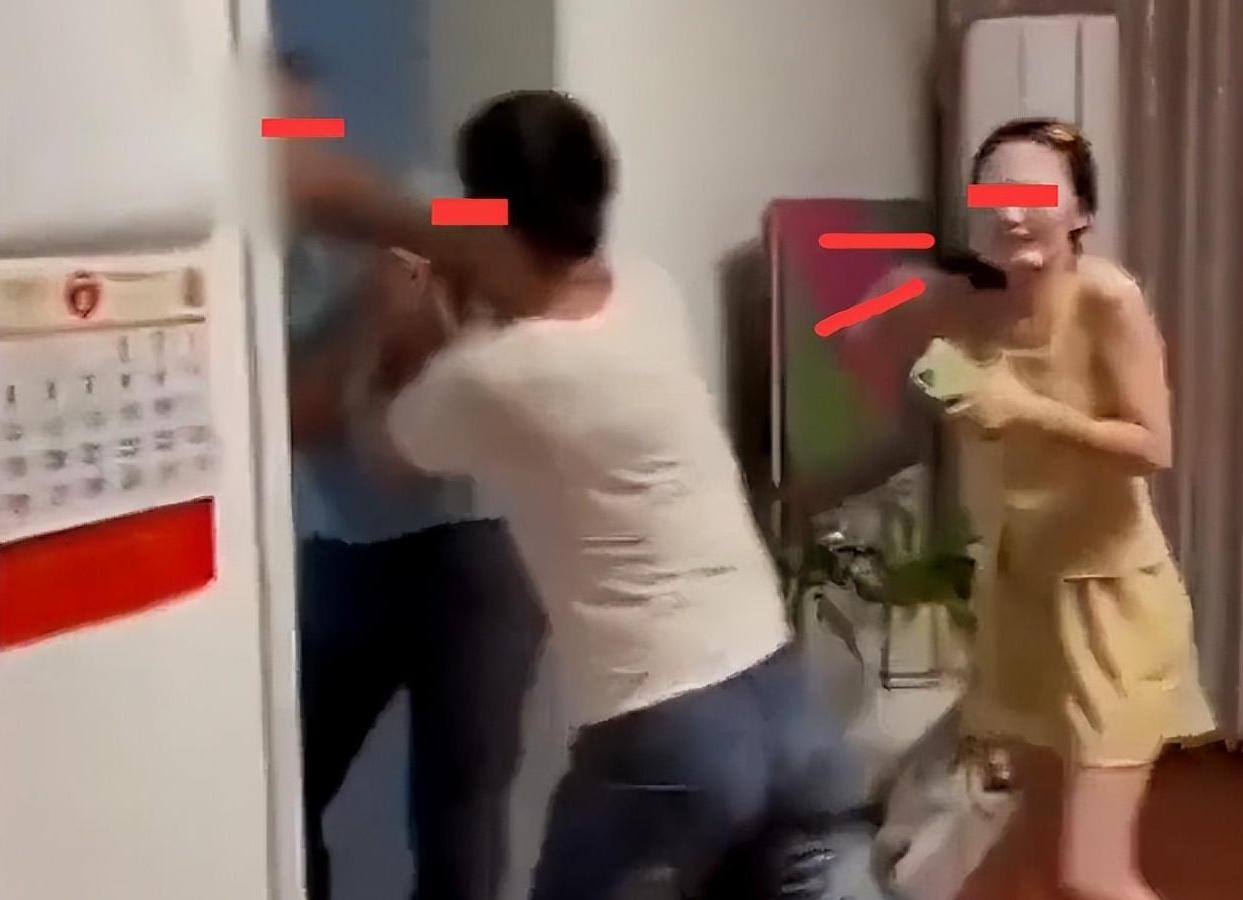 发现妻子带男人回家:男子谎称物业破门而入