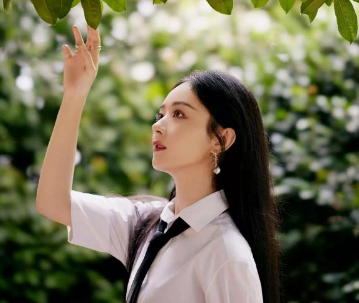 赵丽颖|赵丽颖也要去整容吗?最近物料感觉脸似乎变形,但是依旧甜美风