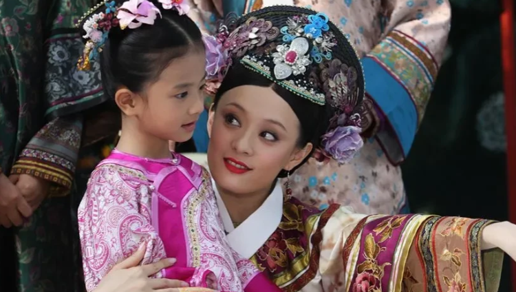 蒋勤勤|当年看甄嬛传的时候一直有个疑惑,为啥女主不找蒋勤勤呢?她俩长得好像啊