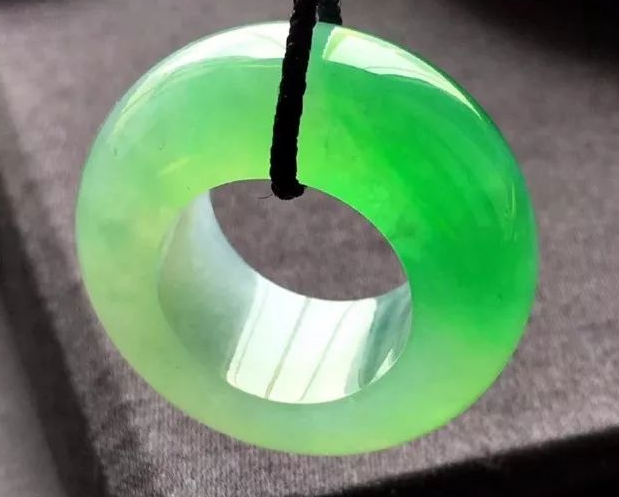 翡翠|翡翠和其他玉石不同,特殊翡翠需要开光,不会对身体造成影响