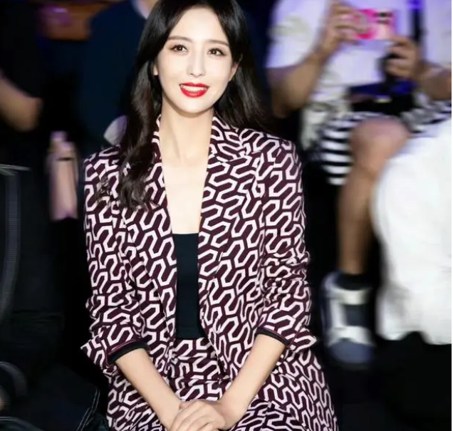 佟丽娅|佟丽娅罕见看国内大秀，造型好帅！穿成套的印花西装，风格变化大