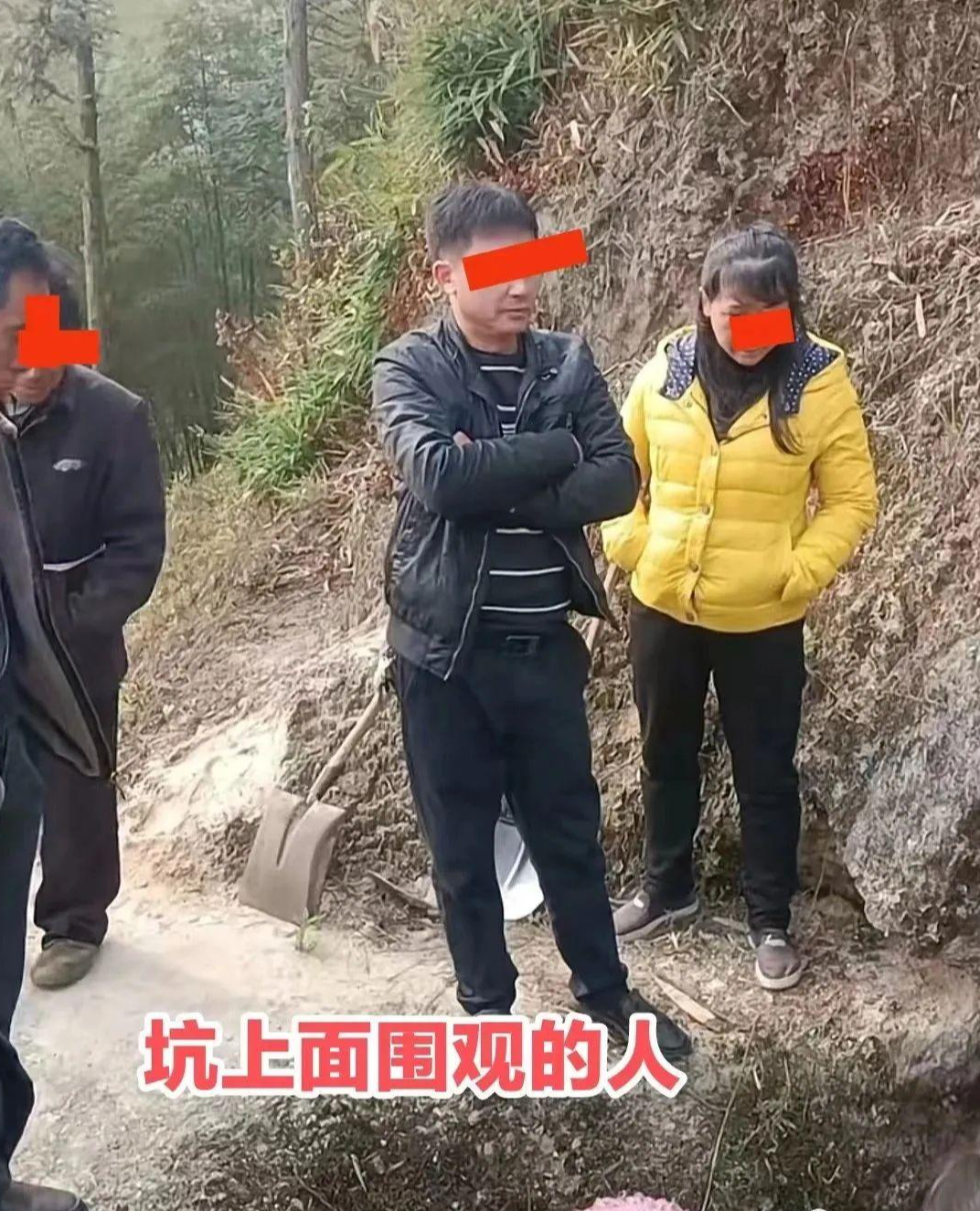 2名女子为老人挣墓地,占着坑不起来:“人没死就占坑”