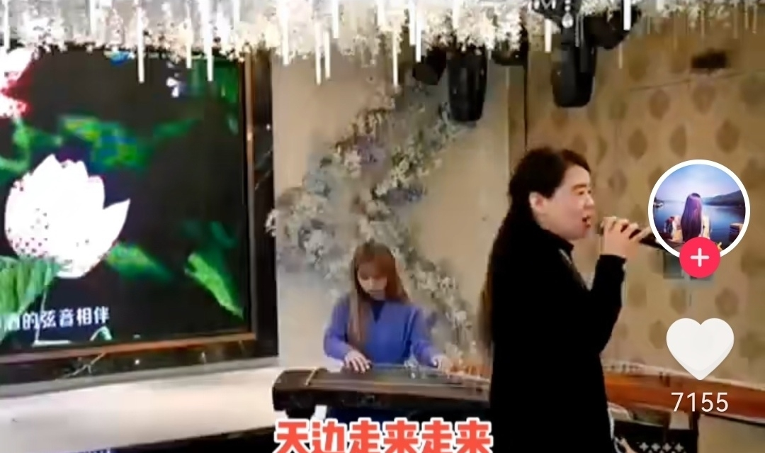 许敏|许敏在晚会上表演节目，才艺令人惊叹；杜新枝首次收到郭希宽的鲜花