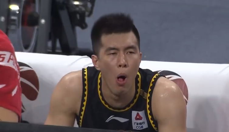 郭艾伦|心疼！郭艾伦场边不断干呕，张镇麟空接飞扣，莫兰德挂框被警告