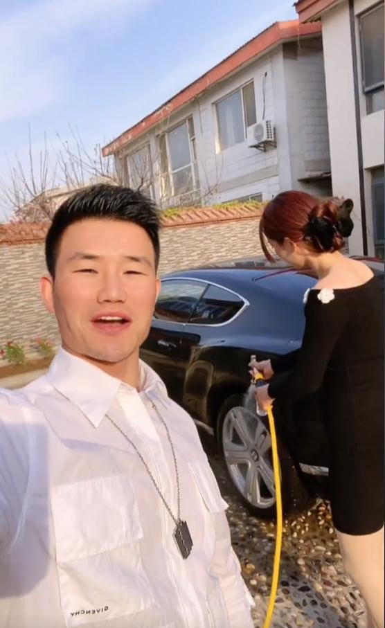 谢孟伟|嘎子哥谢孟伟：年少不更事，夫妻撒狗粮现场老婆竟穿“黑裙子配小白花”