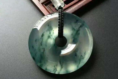 翡翠|翡翠表面有划痕,哪些办法让它焕发新光,还可以佩戴吗?