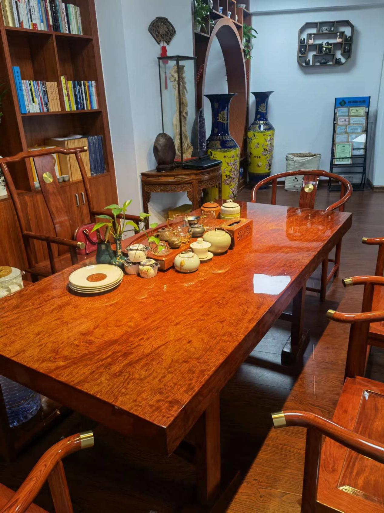 实木大板桌和传统实木桌子到底有什么区别呢