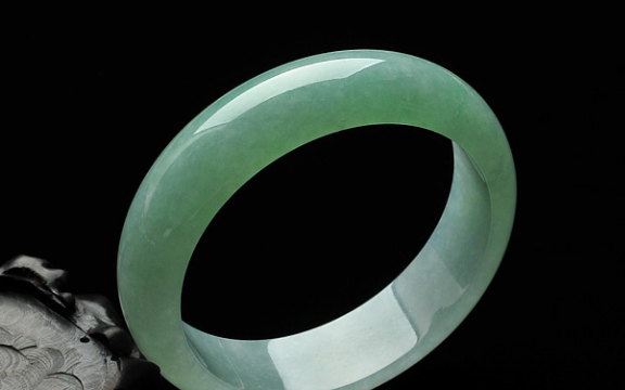 翡翠|年轻人不喜欢翡翠,是因为饰品比较老气吗?主要还是因为没有钱