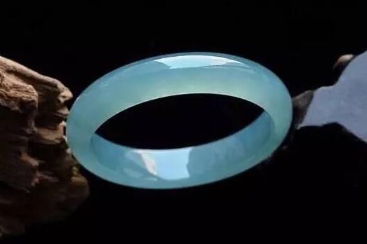 翡翠|翡翠发灰是什么样的现象?受到了什么因素干扰?从这些角度看