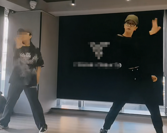 华灯初上|央视李思思素颜健身！微微出汗脸蛋红扑扑，一双大长腿笔直纤长