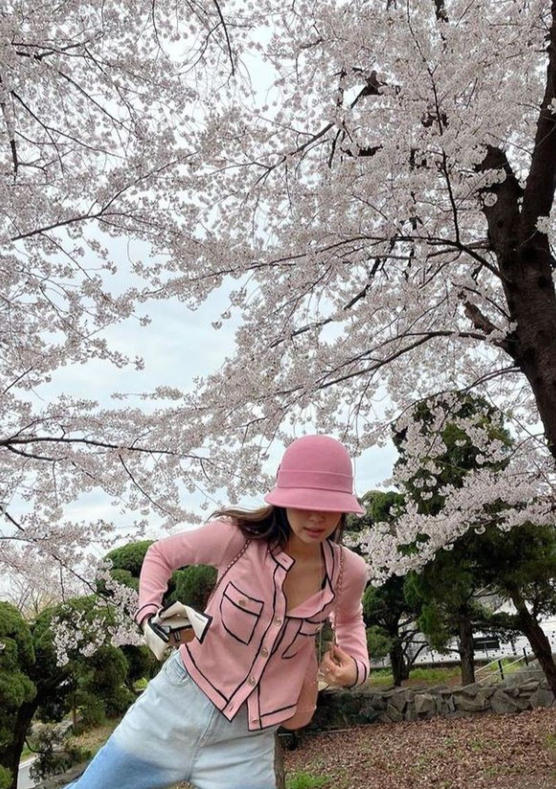 金智妮 Jennie示范着装,樱花粉色赏樱气色真好,不化妆也可以。