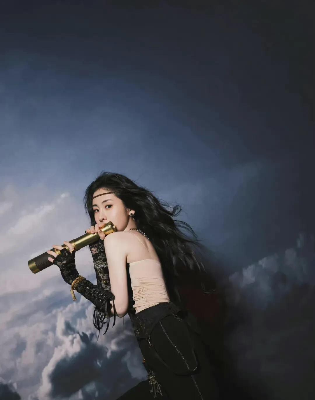 张碧晨|张碧晨船长造型唱日不落，太有氛围感了，心型抹胸也太性感了.