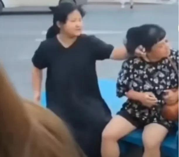 女孩街头暴打妈妈,网友怒赞:孩子,打得好,继续打