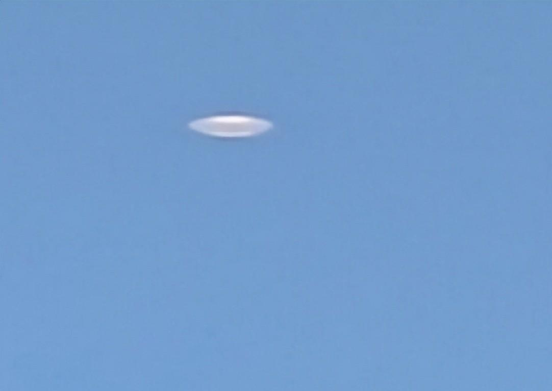 上空惊现UFO!从不同角度照片均可证明。