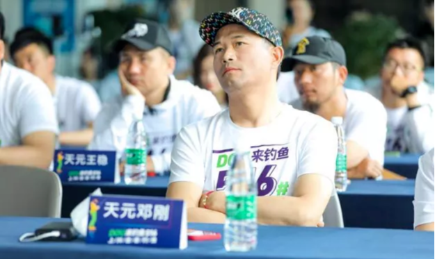 |邓刚，1971年出生湖北黄石人，28岁辞职，不顾家人反对，全职钓鱼