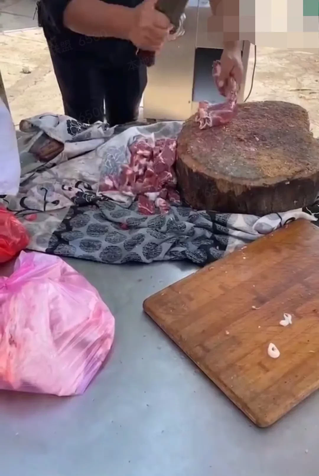 河南商丘,一女子买汤骨装袋时,拍到商家偷偷将抹布下的骨头装入袋中!