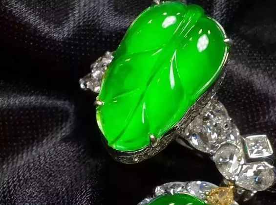 翡翠|收藏翡翠需要注意哪些问题?普通藏家应怎样选购?咱们来探讨一下