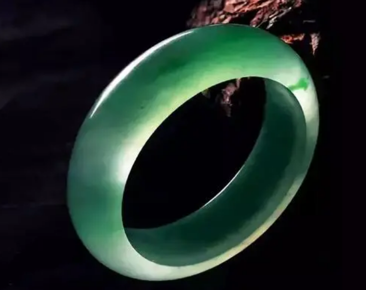 翡翠|翡翠有很多优点，翡翠手镯更是备受人们喜爱，选购要仔细慎重