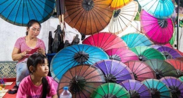 荷花|老挝美女向中国游客递伞,导游却拉走游客,喊道:千万不要接