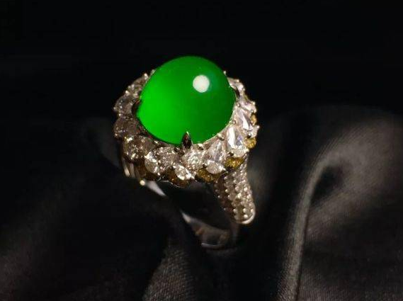 翡翠|质地非常好的翡翠饰品，现在已经价格连城，升值空间很大