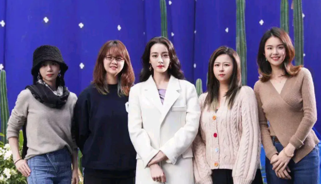 迪丽热巴|热巴状态不佳？和素人合影，竟然被比下去了！