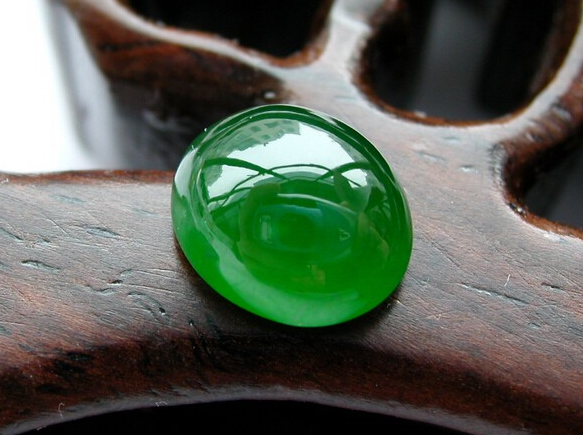 翡翠|翡翠饰品色彩丰富，每一种色彩又分为很多类，对价值得影响很大