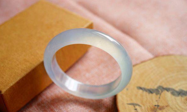 翡翠手镯|翡翠手镯越戴越廉价，价值也大打折扣，保养到底有多重要？