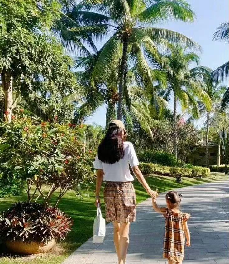 穿衣搭配|孙怡晒女儿合照，甜酷穿搭真辣妈，有颜有钱状态佳