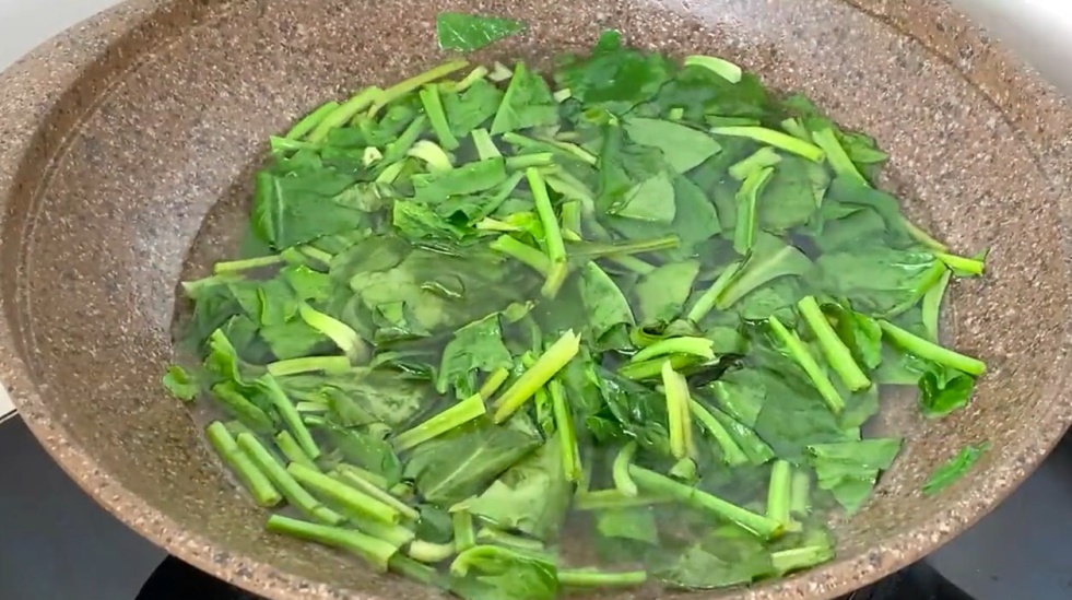 大冷的天，就爱吃点热乎的，家常版大锅菜和鸡蛋汤，做法超简单，营养又美味