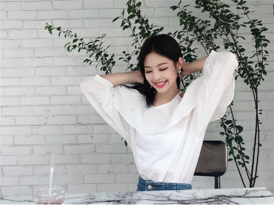 美容 珍妮的矛盾感从何而来？你可以从她的五官看出来，她的气质更独特，更有品味