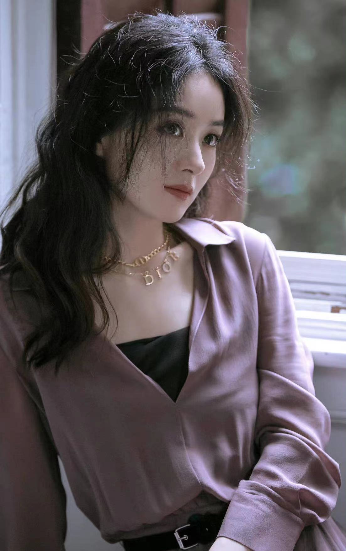 赵丽颖|恢复单身的赵丽颖,身着淡紫礼服,有“大女主”气质