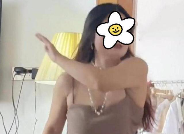 人物设定|纪实：女网红直播时儿子贪玩入镜，怒扇巴掌后向粉丝解释：我弟弟