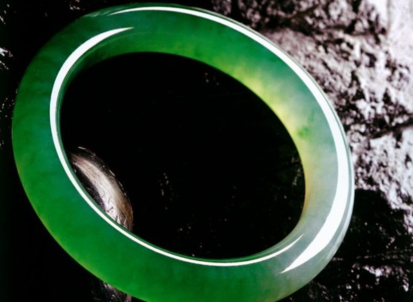 雕刻|都说翡翠不需要雕刻，但是玉不琢不成器，简单的修饰更会凸显价值