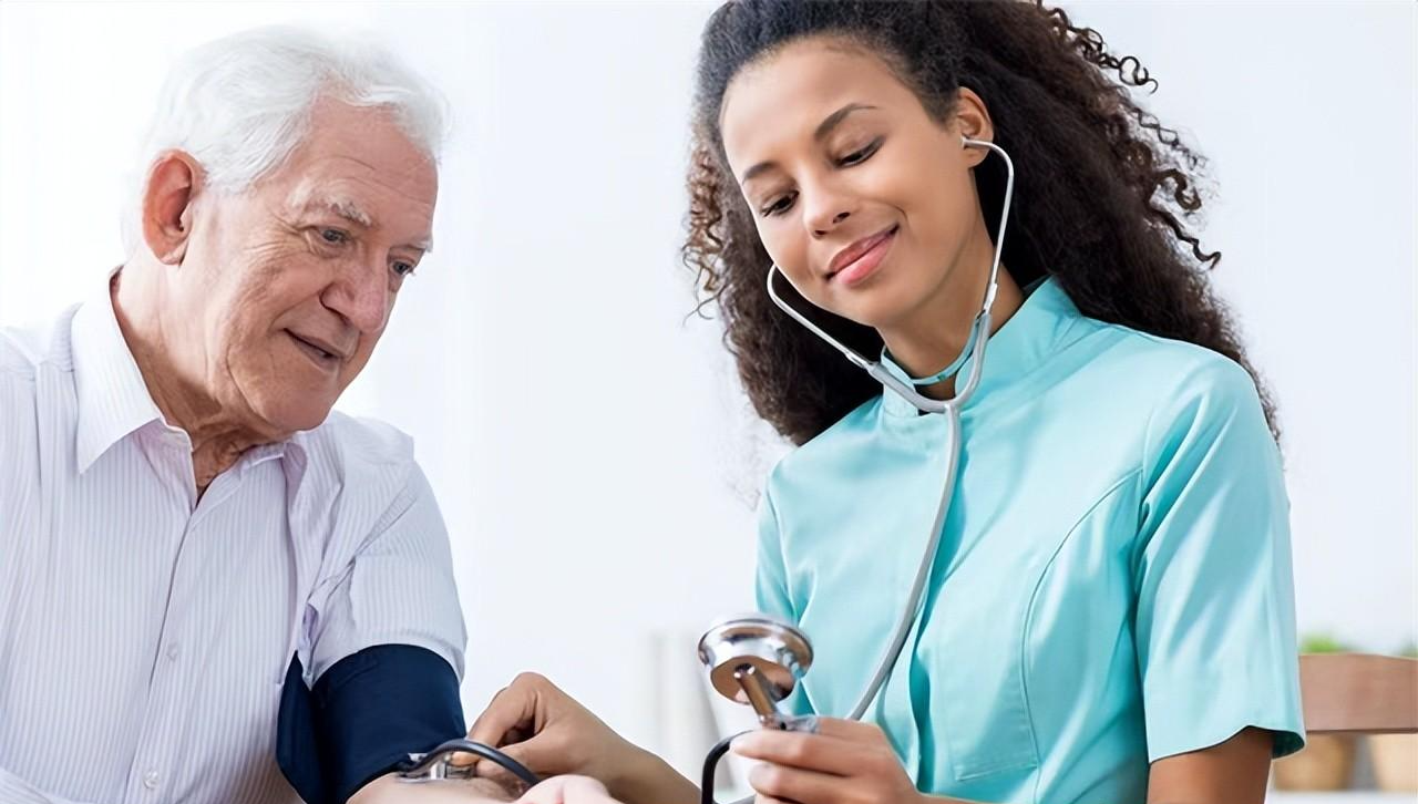 降压药|65岁老人常年吃氨氯地平,擅自换药肾衰竭!这些降压药知识需清楚