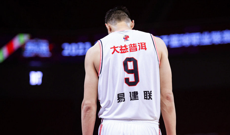 易建联|易建联低迷被抨击！名记解读：G1出现拉伤，广东封锁消息未官宣