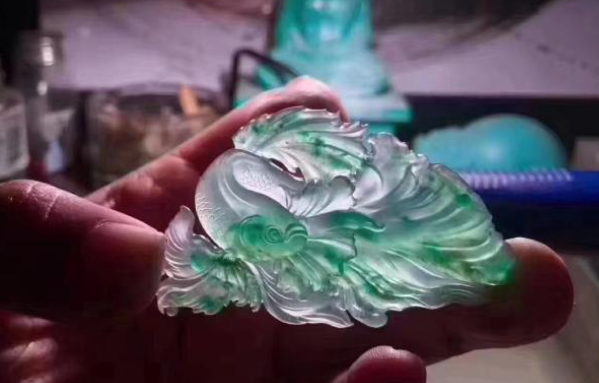 鸿运貔貅|看起来黑乎乎的玉石，内部却含有绿色，你知道这是哪种翡翠吗？