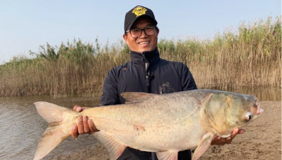 |5条鲢鳙换1根大火腿!钓王邓刚成功“盘哭”老板,网友:演技不错