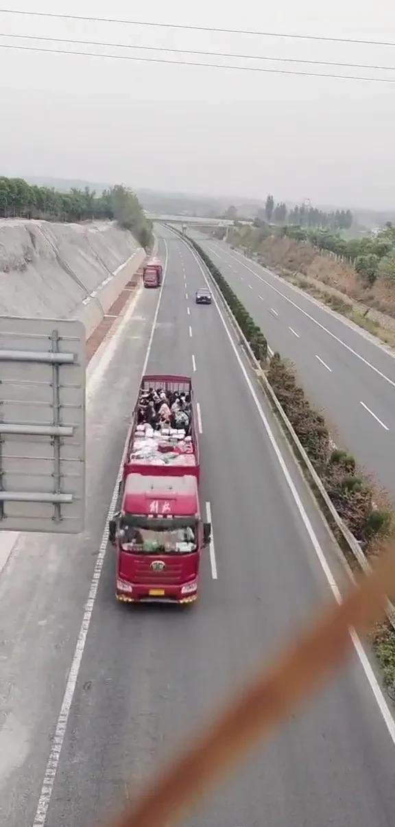 货车拉人这事多感人?司机明知不可为而为之!