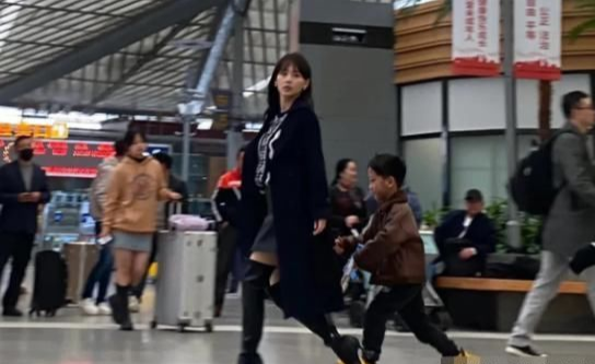 张嘉倪|张嘉倪疑将抚养权抢到手,手牵儿子亮相机场,买超与母亲联手输惨