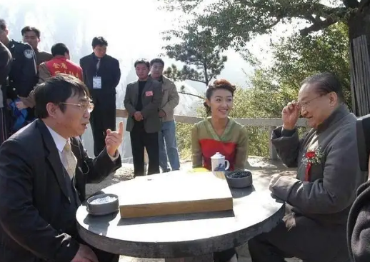 金庸|金庸师父聂卫平，瞒着家中妻子和王刚妹妹王静下棋，下着下着就怀孕了