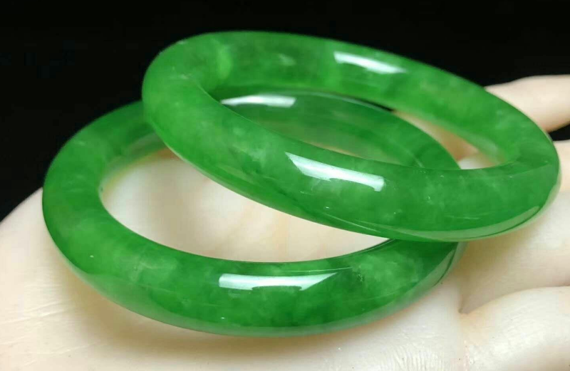 翡翠|在现在这个珠宝圈，如何去挑选一块好翡翠？你知道要注意什么吗？