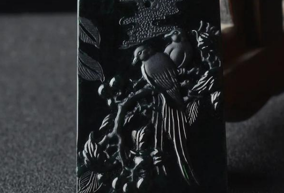 翡翠|一黑一白，简单的颜色出现在翡翠饰品身上，却变得不这么平庸