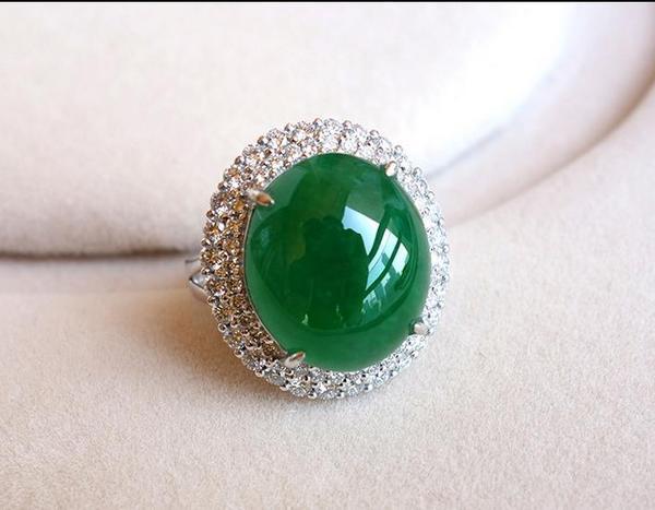 翡翠|雕刻的翡翠栩栩如生,但人们却更喜欢素面翡翠,这是为什么?