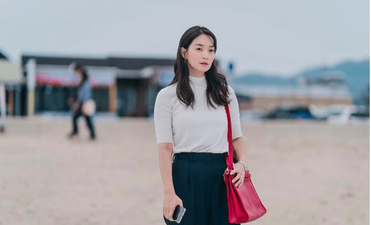 申敏儿 申敏儿重拾韩剧女王地位，百万精品行头撑场，知性造型优雅又实用 。