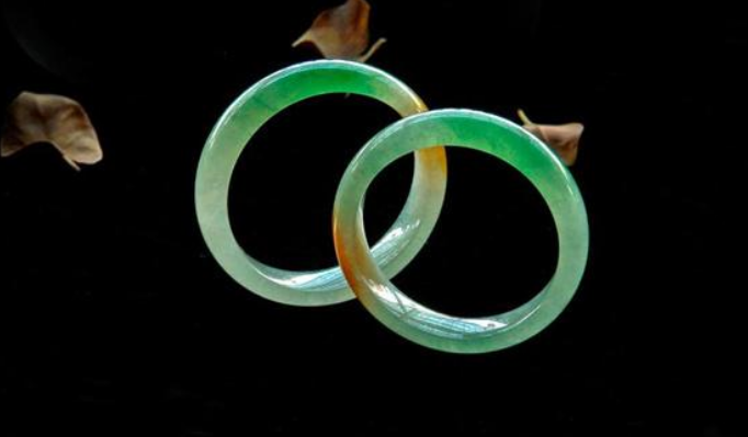 翡翠|雍容华贵的翡翠手镯,原来好处这么多,你都了解过吗?