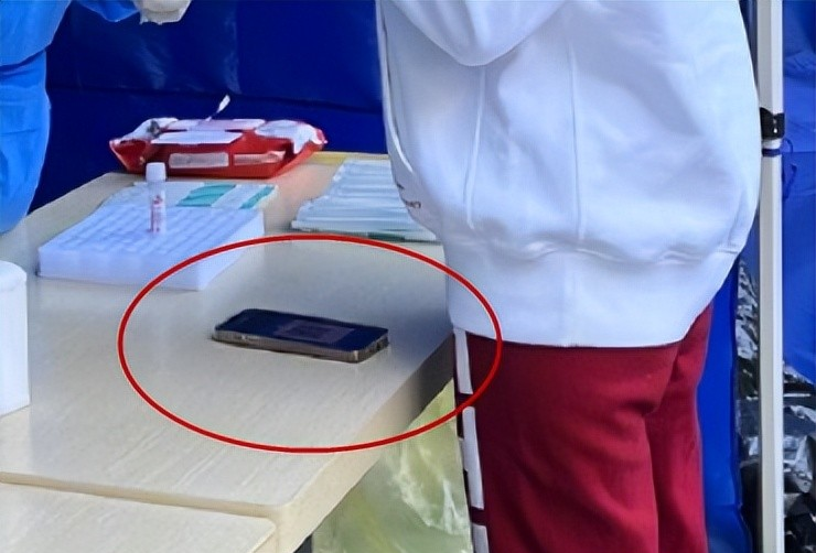 刘嘉玲|56岁刘嘉玲排队做核酸，穿着严实打扮奇怪，手机放采样桌上惹争议