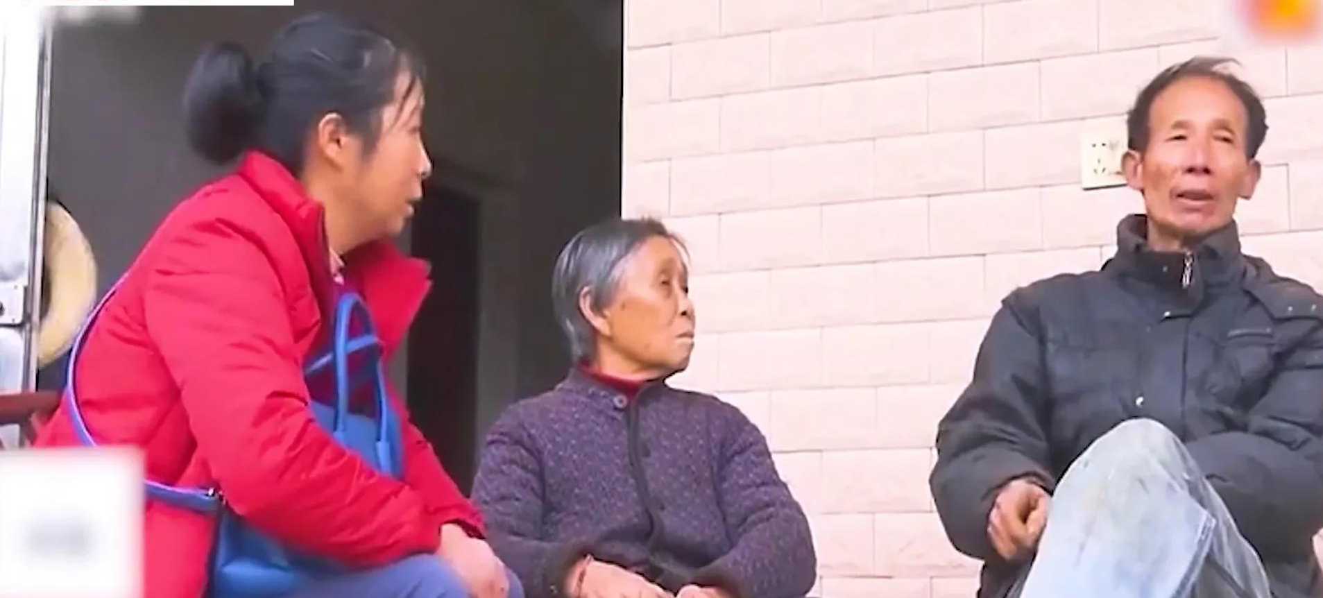 女子抛弃儿子20年,年老却逼儿子卖房交社保,儿子:想都别想